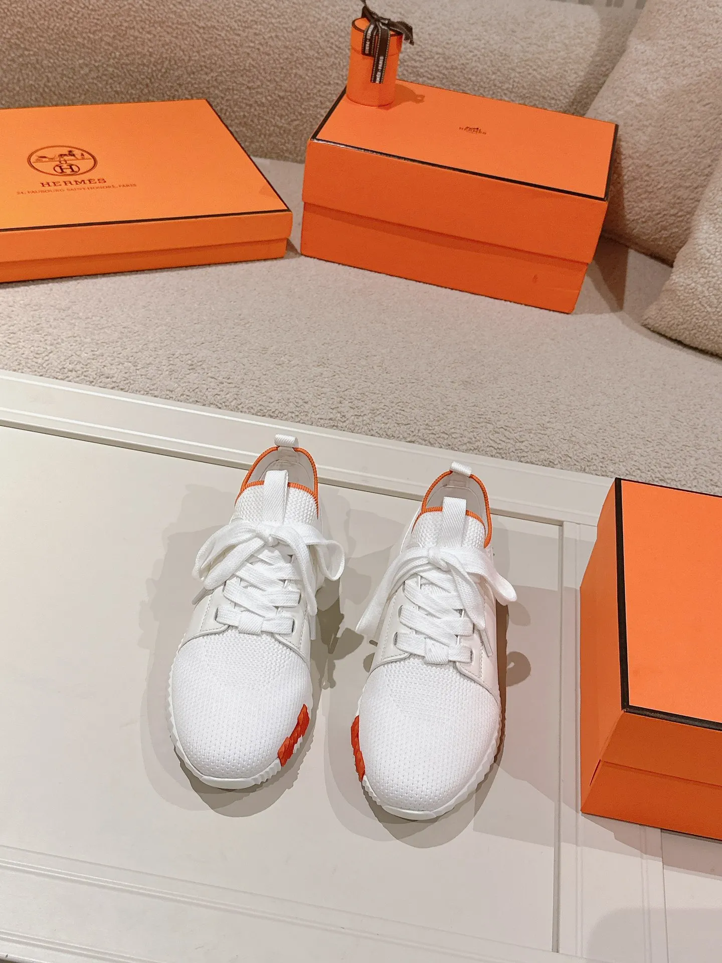 Men's shoes 💰600💰 Hermes top version # Hermès H family classic couple's casual sports shoes Couple's casual sports dad shoes combine high-tech canvas and suede goatskin, and are decorated with an exaggerated "H" letter on the rubber sole. The italic design and bright colors show vitality and continue the brand's design inspiration. Stroll around the city lightly and feel free and comfortable. Exquisitely packaged at the delivery counter 🛍📦 Fabric: Original special material and cow suede Lining: Customized breathable mesh Outsole: Open-molded TPU + rubber foam material Bottom thickness: 3CM Size: 35-45